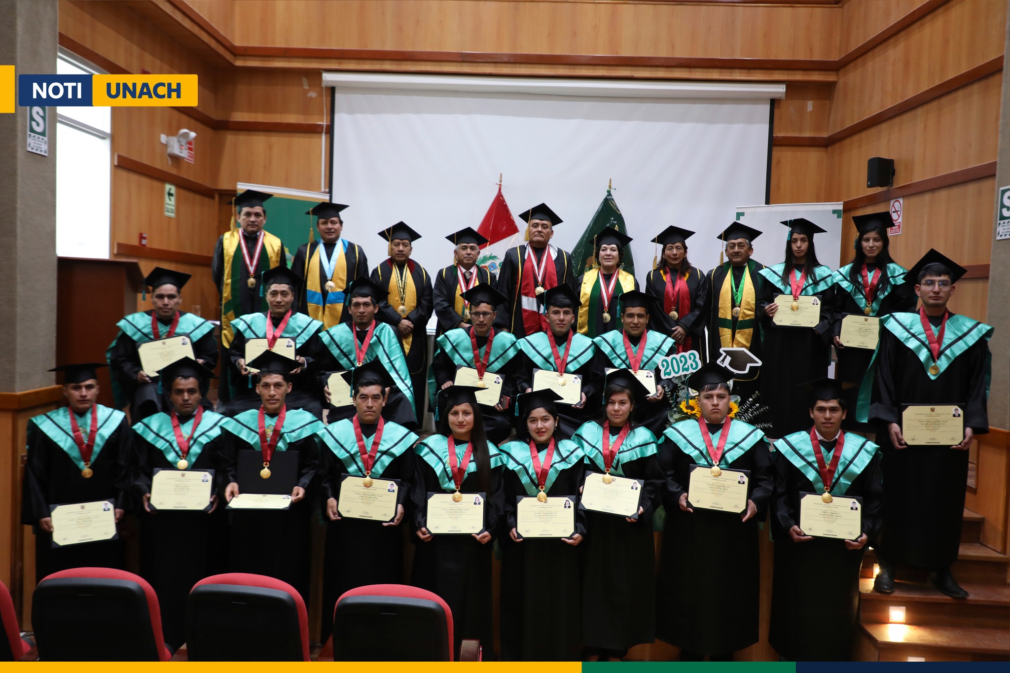 45 EGRESADOS DE LA UNACH OBTIENEN EL GRADO DE BACHILLER Y TITULO PROFESIONAL